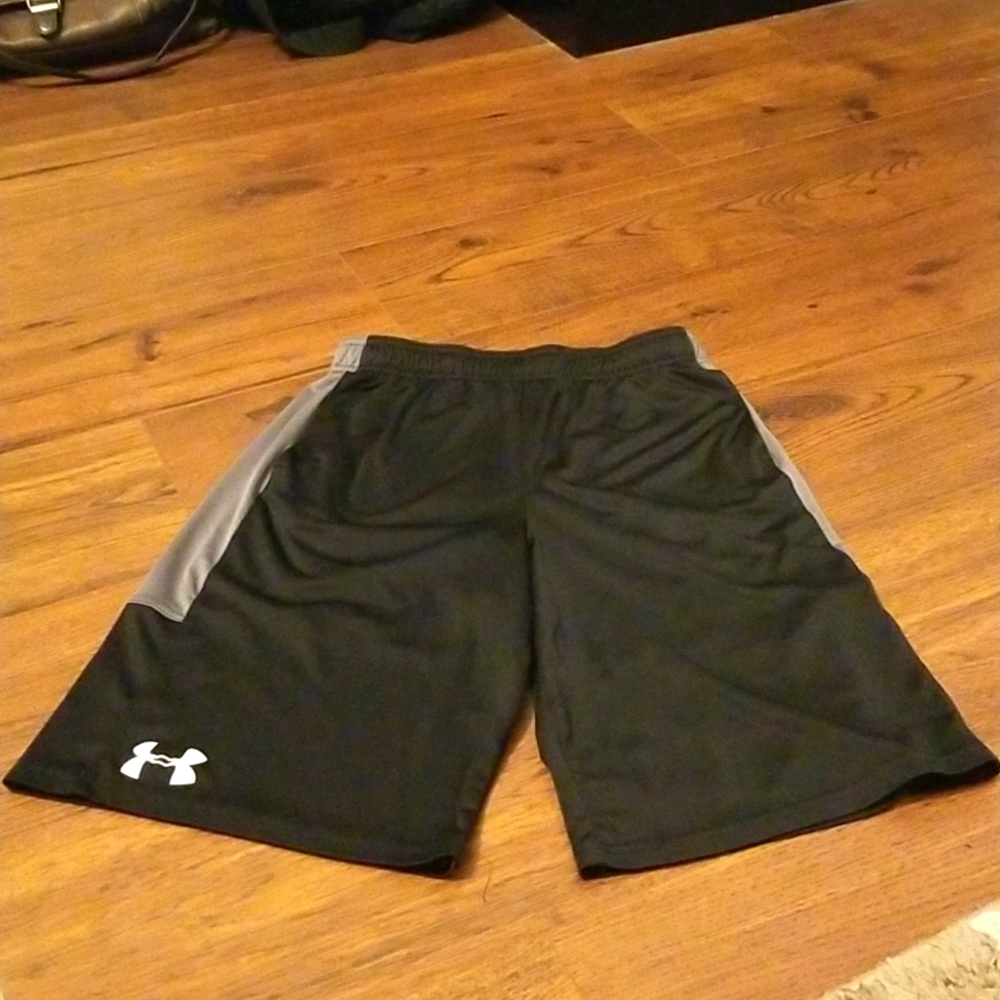Youth XL Under Armour heatgear shorts with pockets. black and white